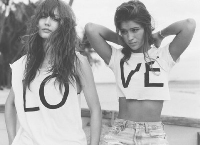 beach-black-and-white-brunette-fashion-friends-friendship-Favim.com-73764
